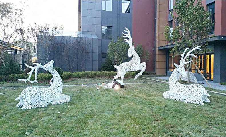 不銹鋼鹿,不銹鋼鏤空鹿,鏤空鹿景觀擺件,鏤空鹿雕塑,河北不銹鋼鹿廠家3.jpg